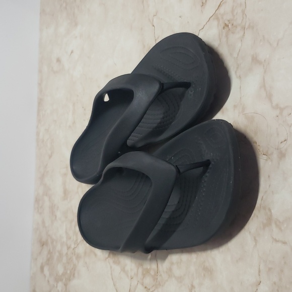 Crocs Black Flip Flops Women's Size 7 - Picture 1 of 4